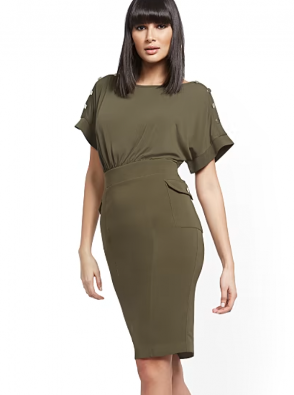 Sheath dress dengan aksen kantong